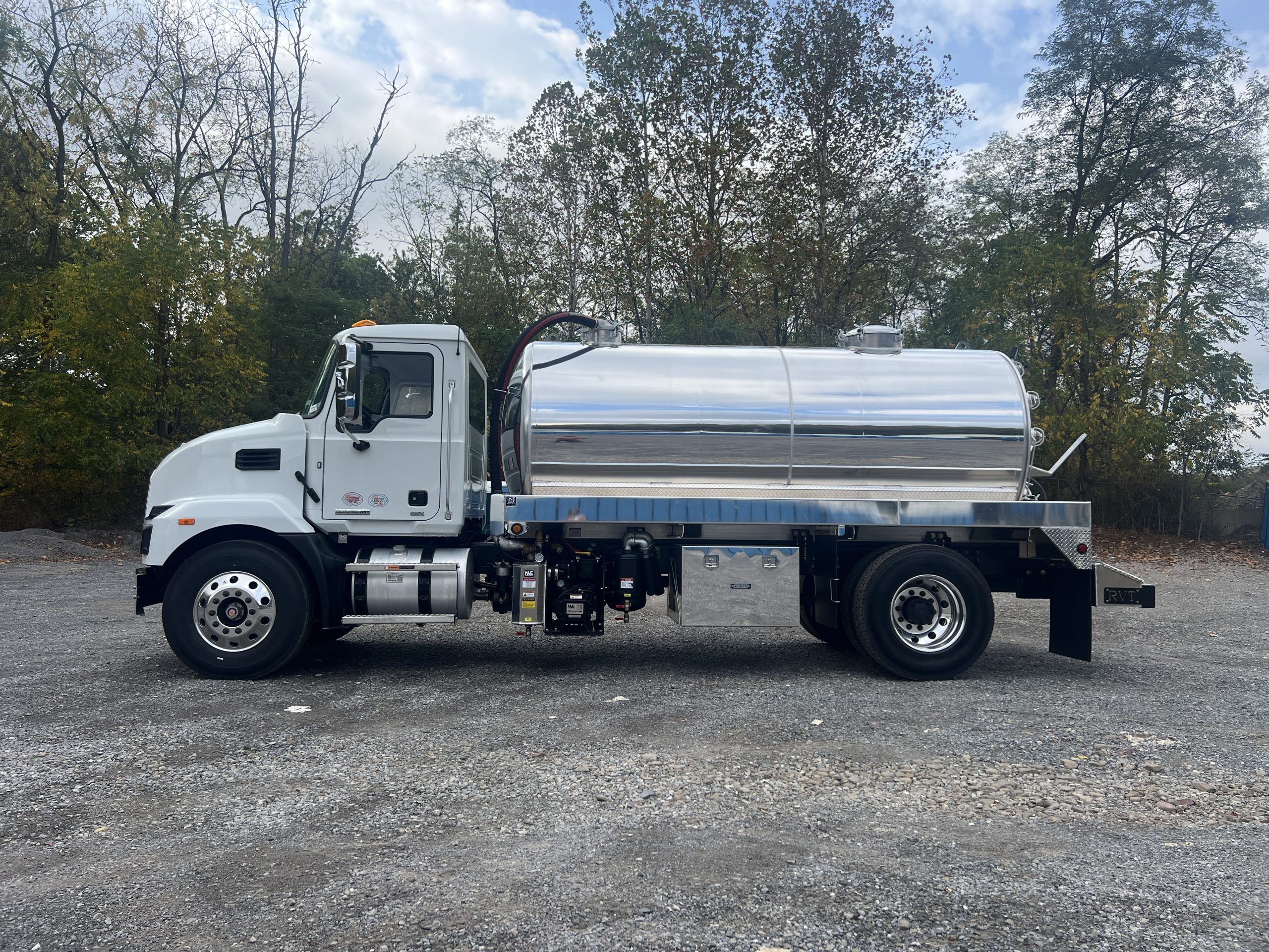 2025 MACK MD7 WITH 2,500-GALLON VACUUM TANK (WRT10381)